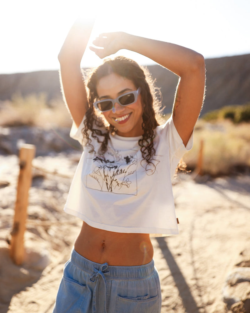 Oatmeal-Crew-Neck-Graphic-Cropped-Shortsleeve-T-Shirt-